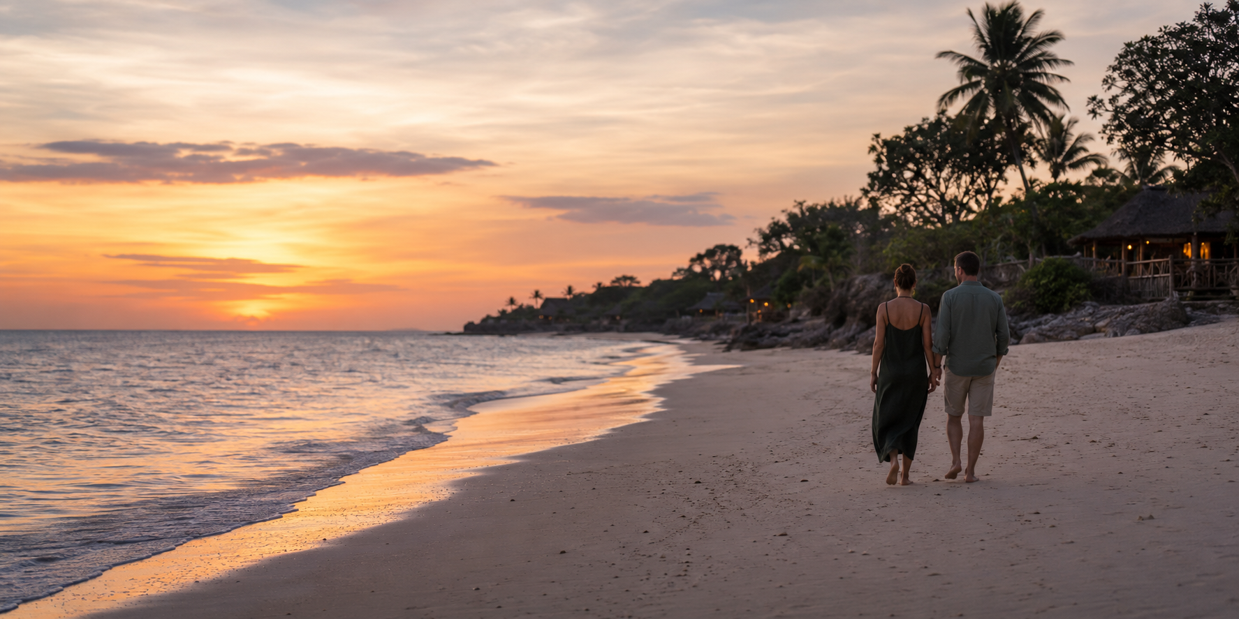 Voyageurs sur une plage de Madagascar au coucher du soleil